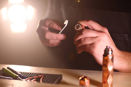 液体宏美容时尚素材 科技美学与电子产品保养的融合